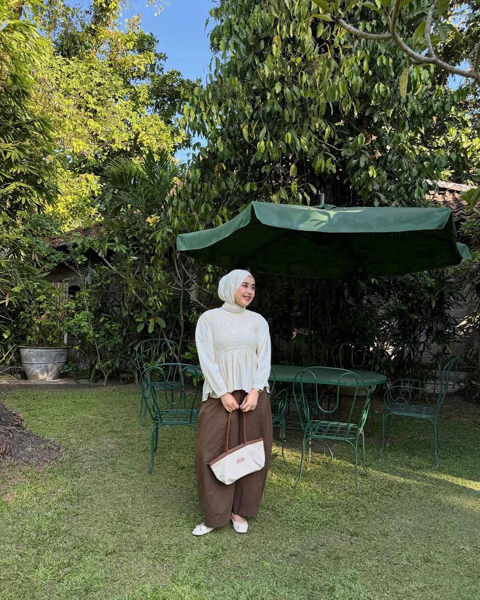 cara styling barrel pants ala Meilan Indrajati