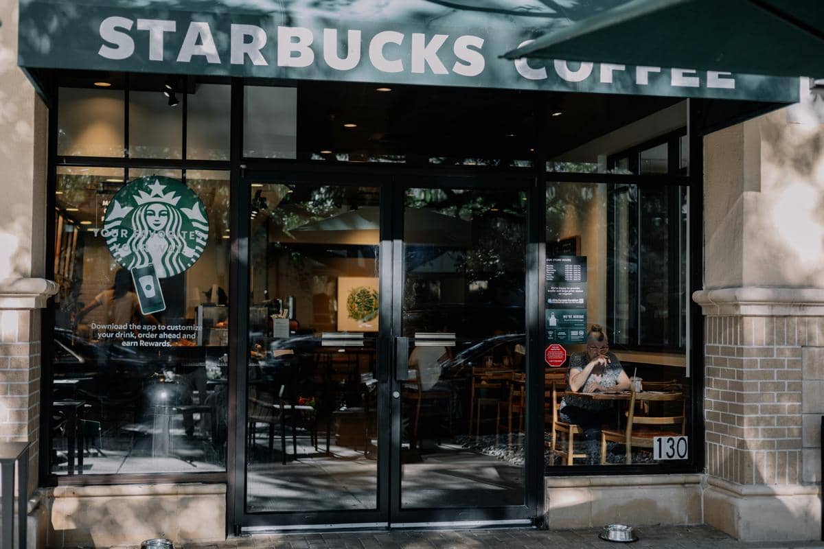 Ilustrasi gerai Starbucks. (unsplash.com/AK)