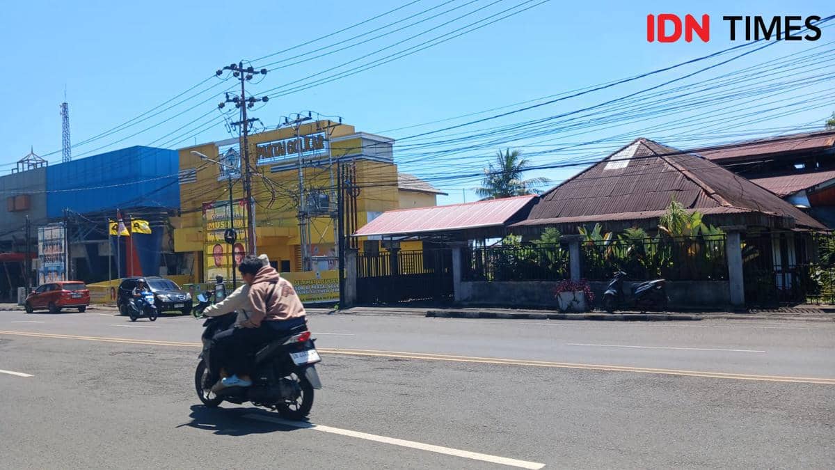 Langit cerah berawan tipis menaungi kawasan Kota Manado, Sulawesi Utara, di tengah cuaca panas terik.