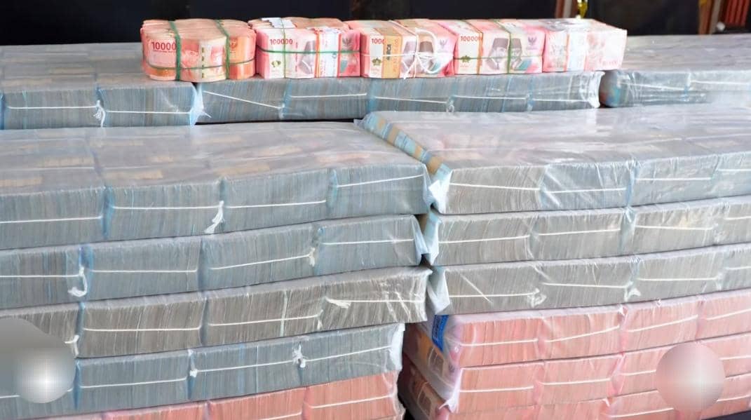 Kejati Sumsel dan Kejari Muba saat menyerahkan kerugian negara senilai Rp127.27 ke Pemkab Muba.