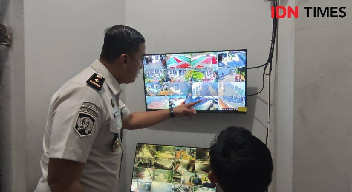 Seorang petugas memantau pergerakan pengunjung lapas melalui layar CCTV di ruang pengawasan khusus lapas.