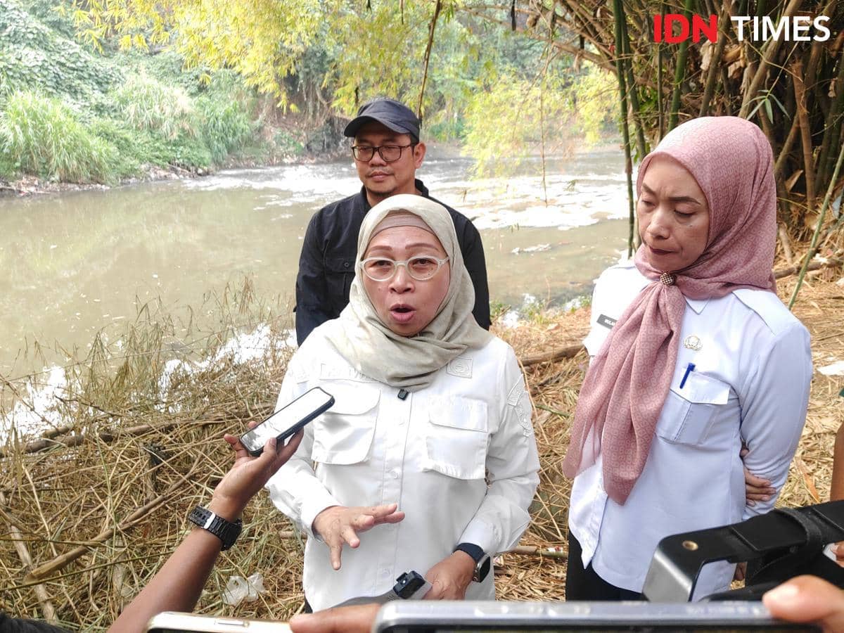 Diduga Tercemar, Aliran Kali Bekasi Menghitam hingga Keluarkan Bau