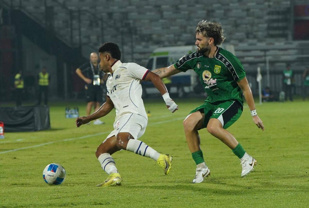 Para pemain Arema FC dan Persebaya Surabaya bertanding dalam laga semifinal Piala Presiden 2026 di lapangan.