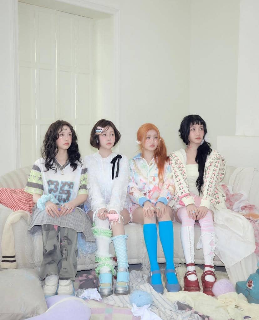 Potret grup K-pop FIFTY FIFTY dengan para anggota berpose bersama dalam unggahan Instagram resmi mereka.