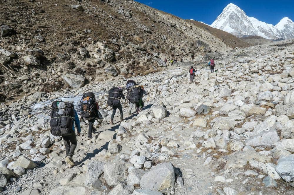 Beberapa sherpa dan pendaki di jalur pendakian