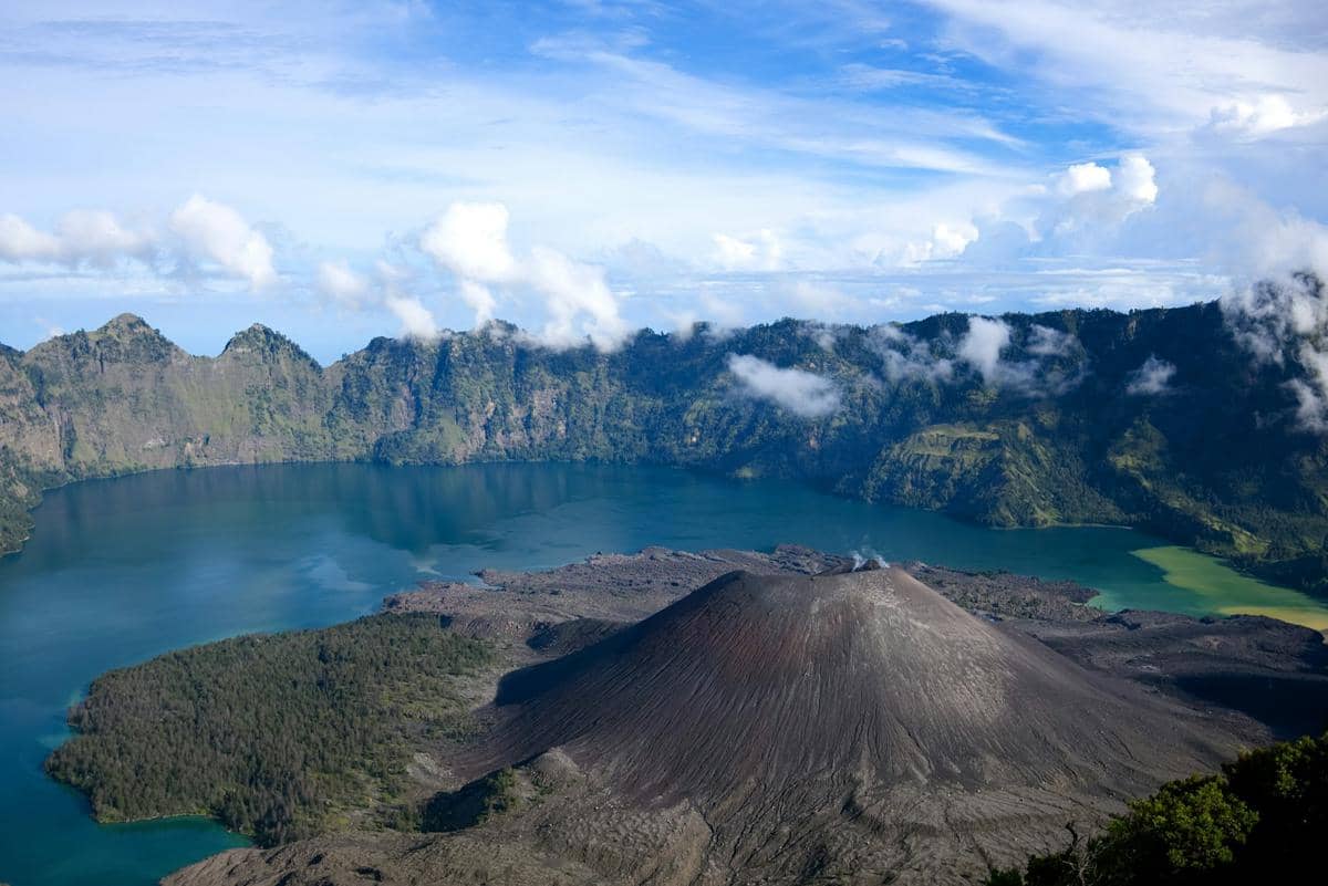 ilustrasi Gunung RInjani, Indonesia