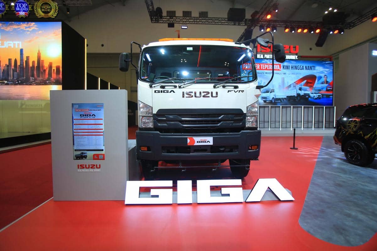 Isuzu GIGA FVR Tampil Sebagai Road Sweeper di GIIAS 2026