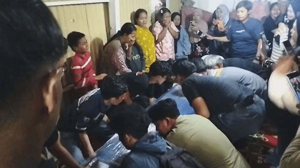 Jenazah Siti Fatimah, korban kebakaran KM Mutiara Sentosa 2, tiba di rumah duka Makassar, Rabu dini hari (5/8/2026). (Dok. Basarnas Sulsel)