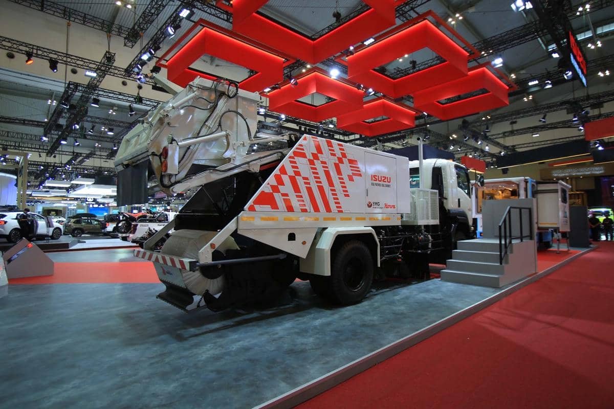 Sasis baja Isuzu GIGA FVR terlihat dari samping, menonjolkan rangka kendaraan niaga dengan ketebalan 7,5 mm.