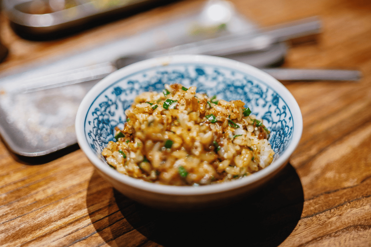 Ilustrasi semangkuk rice bowl ala Big Mac, perpaduan nasi, daging, sayuran, dan saus dalam satu mangkuk.