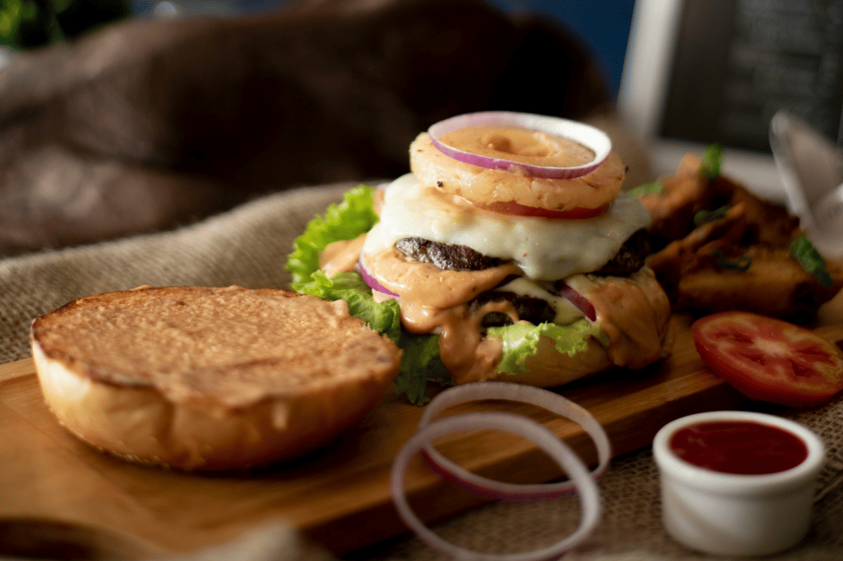 ilustrasi grilled chicken club sandwich