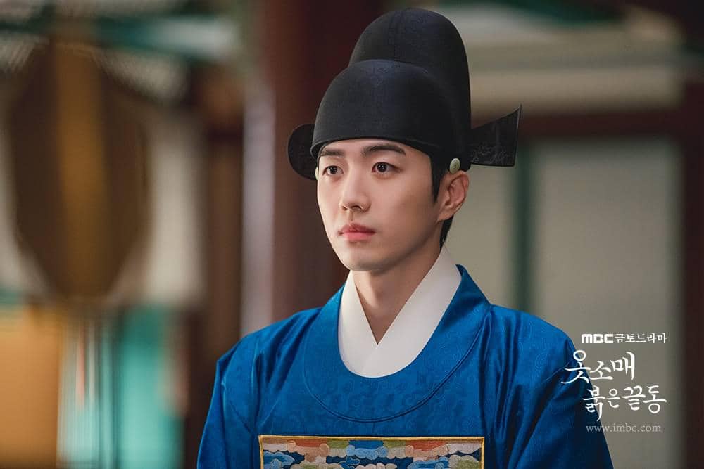 Cuplikan adegan drama The Red Sleeve produksi MBC dengan tokoh-tokoh dalam busana tradisional Korea.