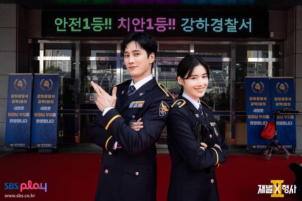 Cuplikan adegan dari drama Korea Flex X Cop 2, serial produksi SBS, dengan para pemeran dalam sebuah scene.