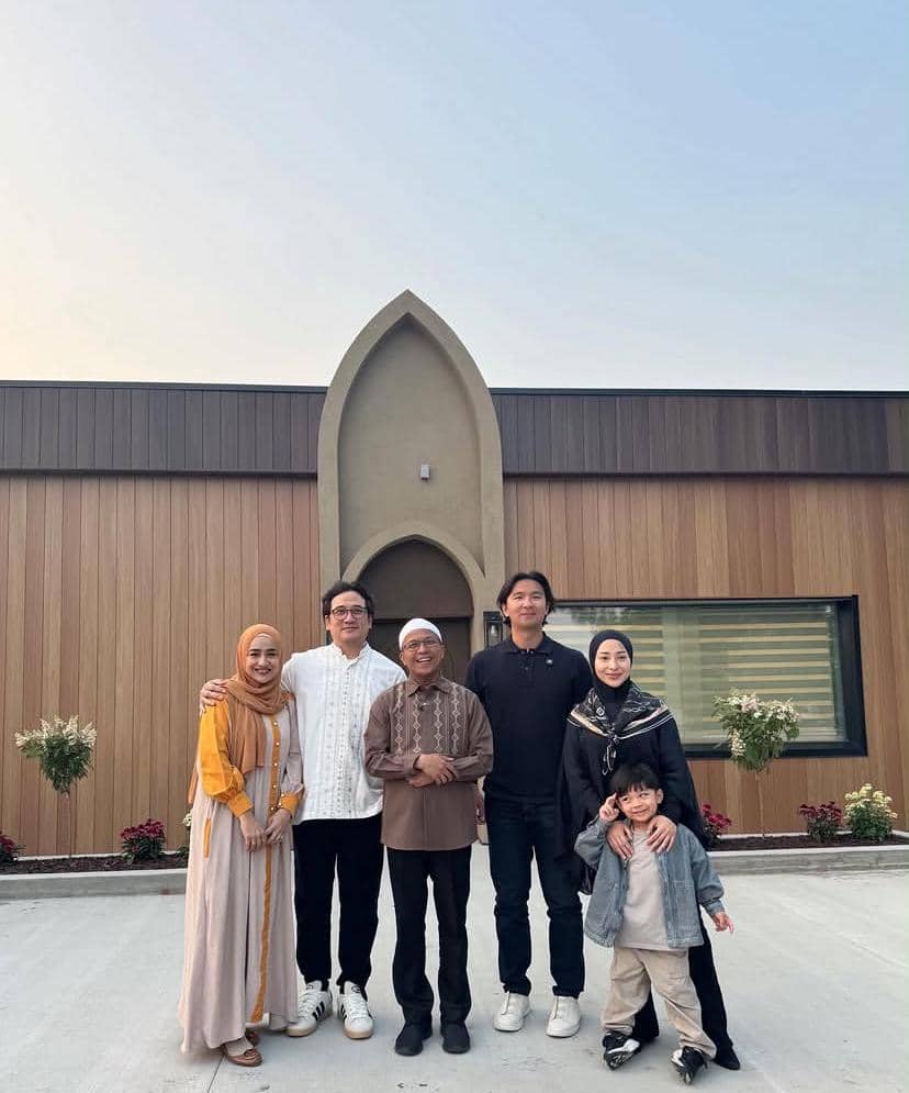 Nikita Willy dan suaminya berpose bersama dalam potret saat menghadiri peresmian Masjid Al-Ikhlas di Kanada.