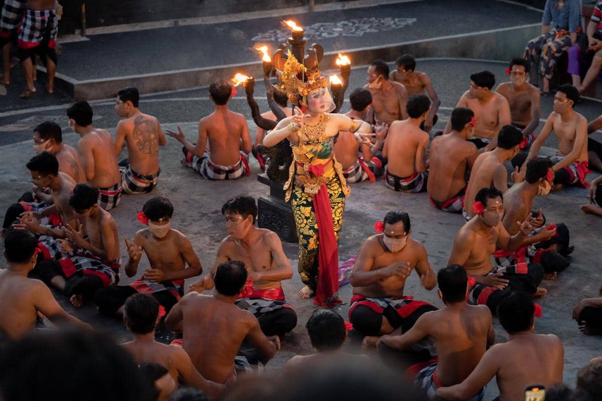 Potret pertunjukan Tari Kecak di Pura Luhur Uluwatu
