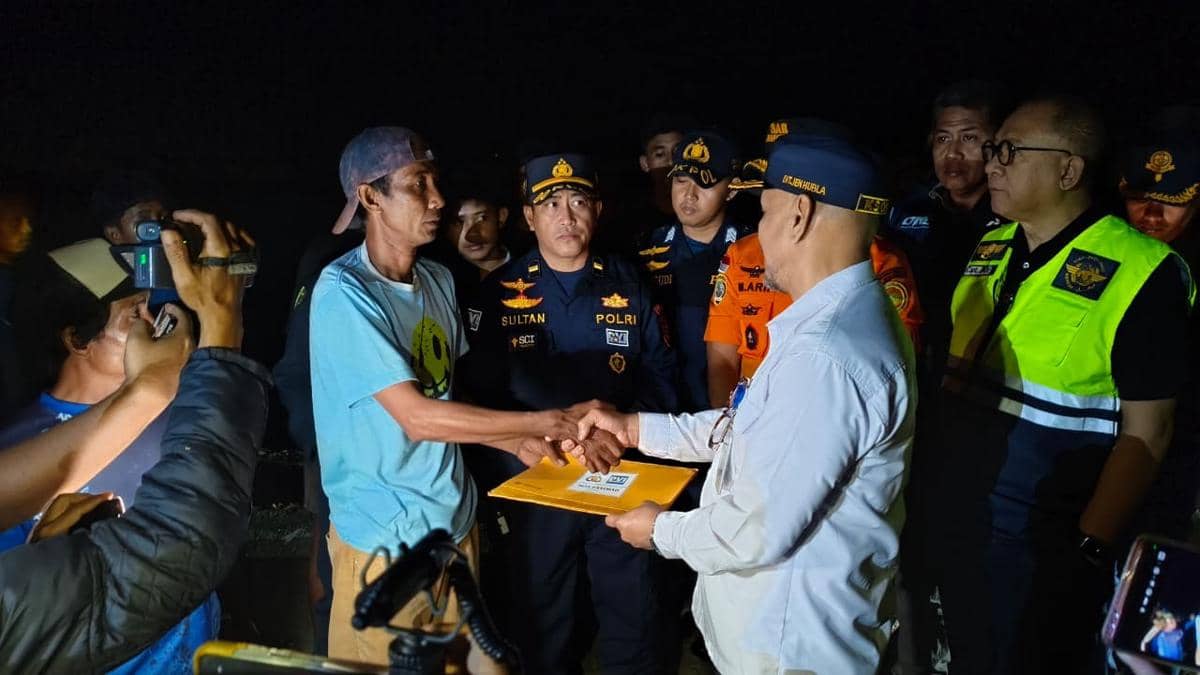 Jenazah Siti Fatimah, korban kebakaran KM Mutiara Sentosa 2, tiba di rumah duka Makassar, Rabu dini hari (5/8/2026). (Dok. Basarnas Sulsel)