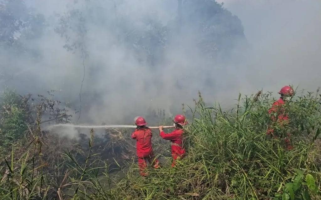 Tim Manggala Agni Daops Sum-XV/Muba saat berjibaku melakukan pemadaman.