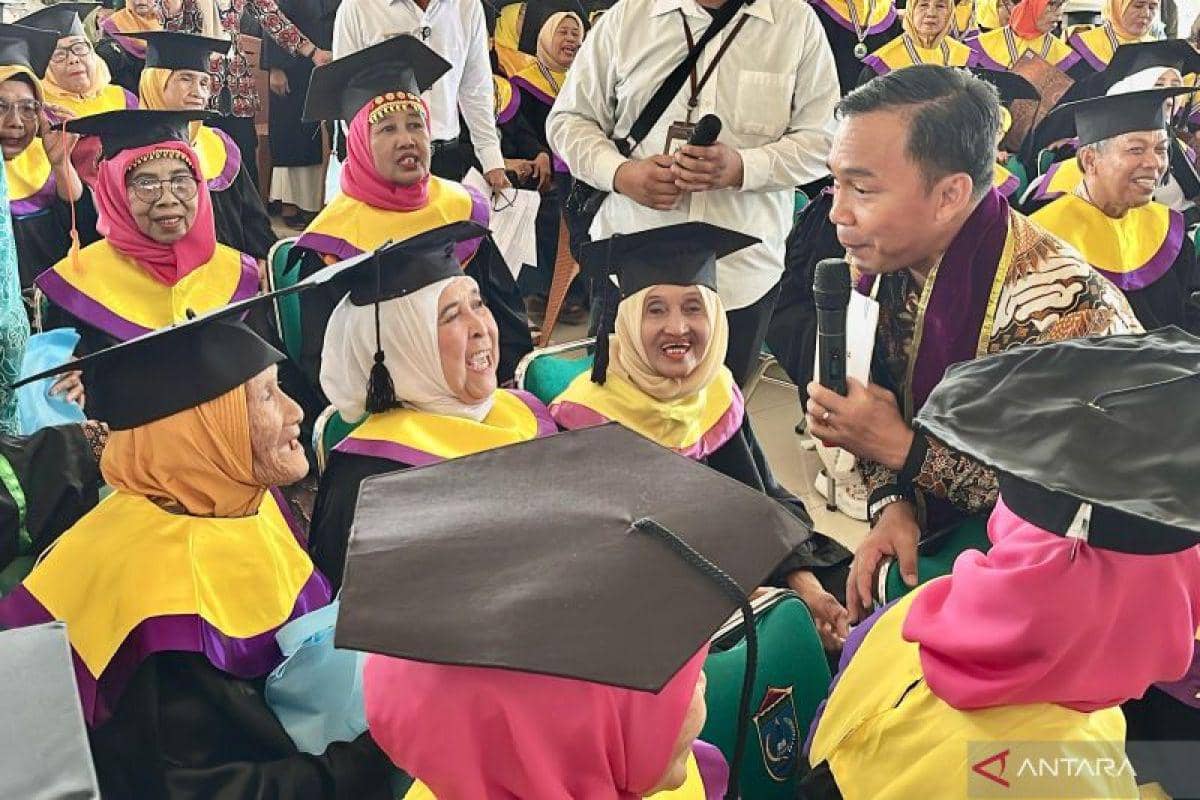 Peserta lansia mengikuti wisuda Sekolah Lansia di Ogan Ilir.