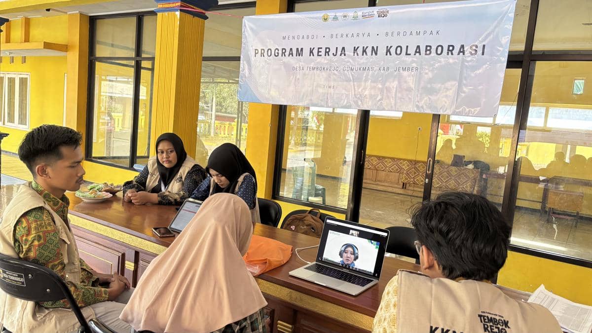 Mahasiswa KKN Tembokrejo menjadi perantara penyampaian Pelayanan Online BPJS (Viola)