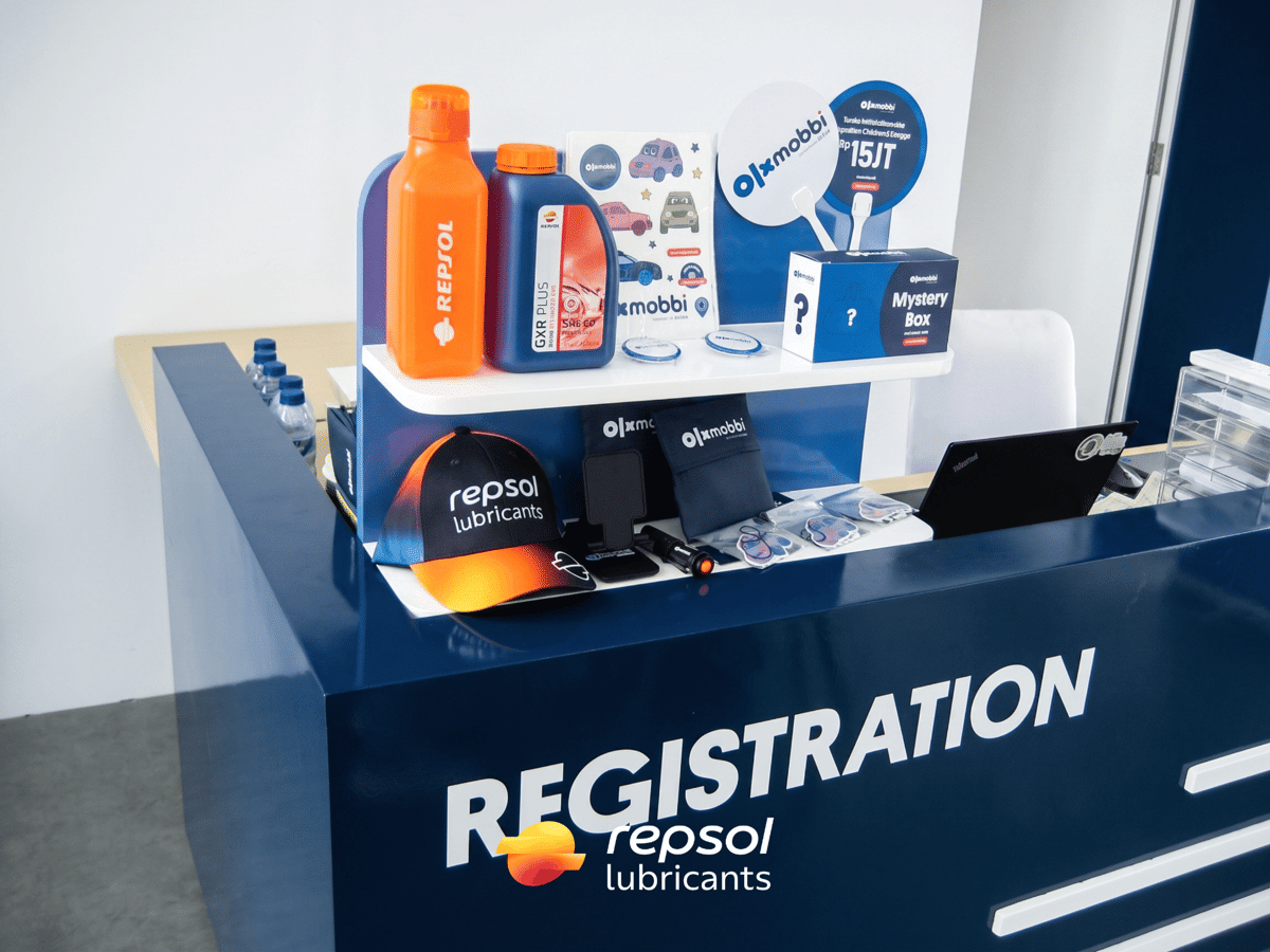 Dokumentasi kolaborasi Repsol dan OLXMobbi di ajang pameran otomotif GIIAS 2026 berdasarkan keterangan resmi.