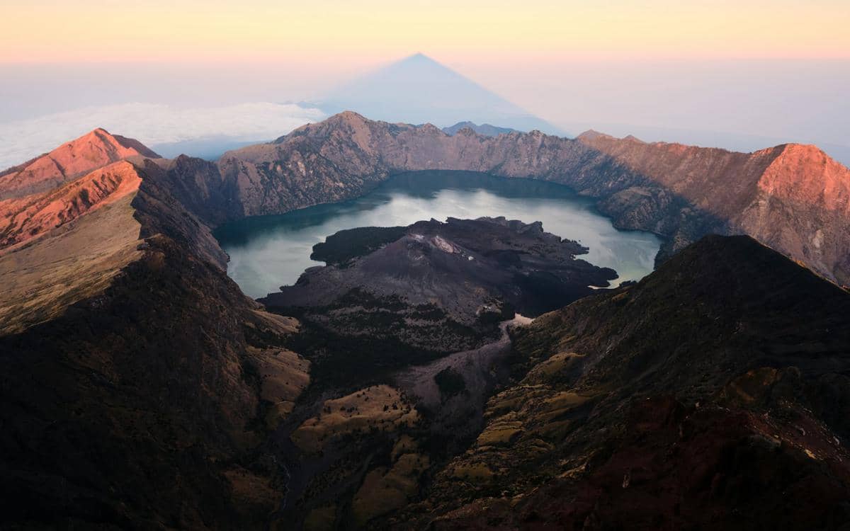 Kenapa Gunung Rinjani Selalu Masuk Daftar Pendakian Favorit di Indonesia?