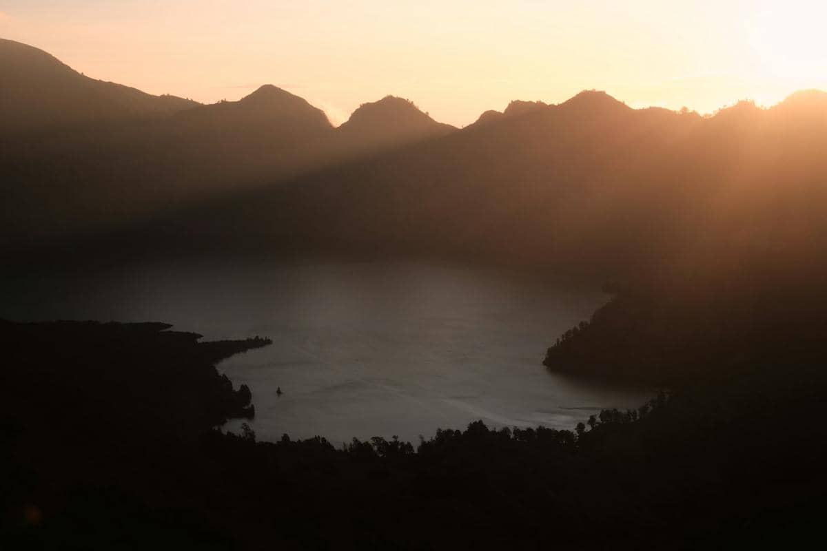 ilustrasi Gunung RInjani, Indonesia
