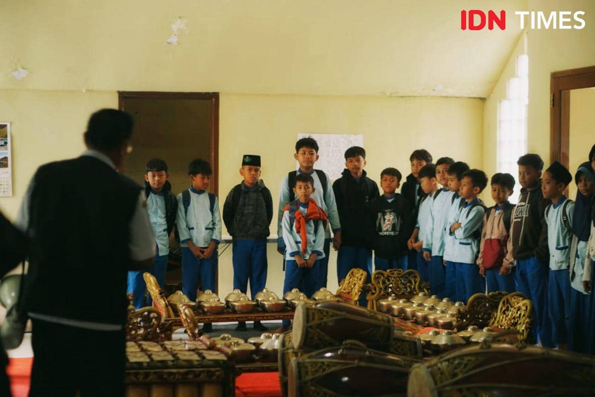 Sejumlah siswa SD berada di ruang gamelan Kampung Budhis Watuagung, Banyumas, untuk belajar budaya dan kerukunan.