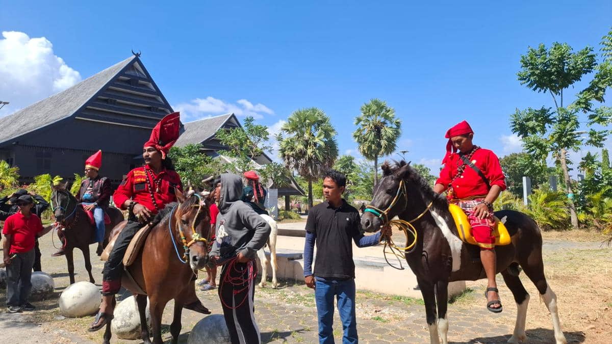 Pasukan berkuda Kesultanan Kerajaan Gowa menggelar aksi unjuk rasa di depan Kantor DPRD Gowa, Rabu (5/8/2026). (IDN Times/Darsil Yahya)