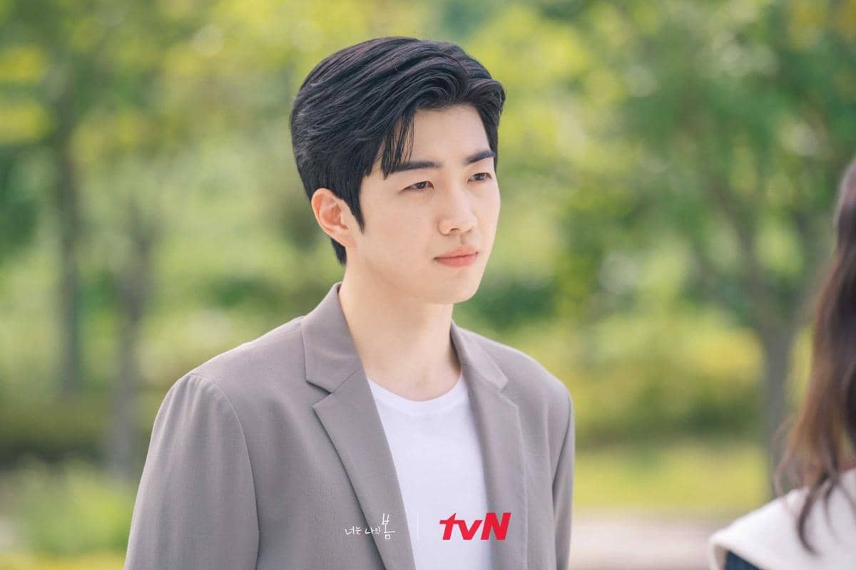 Cuplikan drama Korea You Are My Spring produksi tvN dengan adegan para pemeran dalam salah satu scene.