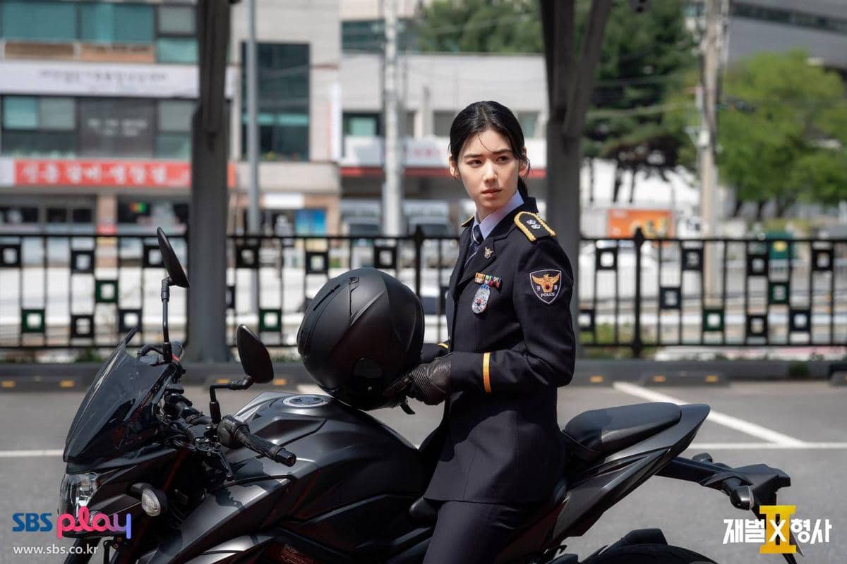 Cuplikan adegan drama Korea Flex X Cop 2, materi publikasi yang dikreditkan kepada SBS untuk serial tersebut.