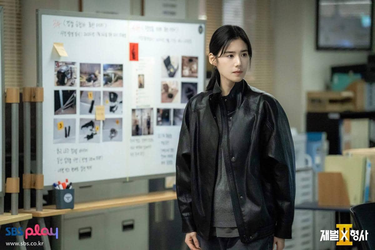 Cuplikan adegan dari drama Korea Flex X Cop 2 produksi SBS dalam materi promosi serial musim kedua tersebut.