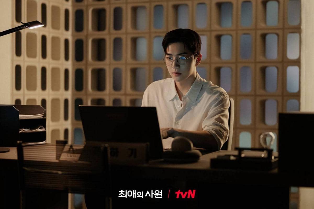 Cuplikan drama My Bias, My Boss produksi tvN yang memperlihatkan adegan para tokoh dalam serial tersebut.