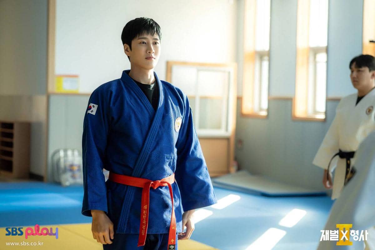 Cuplikan adegan dalam drama Korea Flex X Cop 2 produksi SBS dengan suasana cerita serial tersebut di layar.