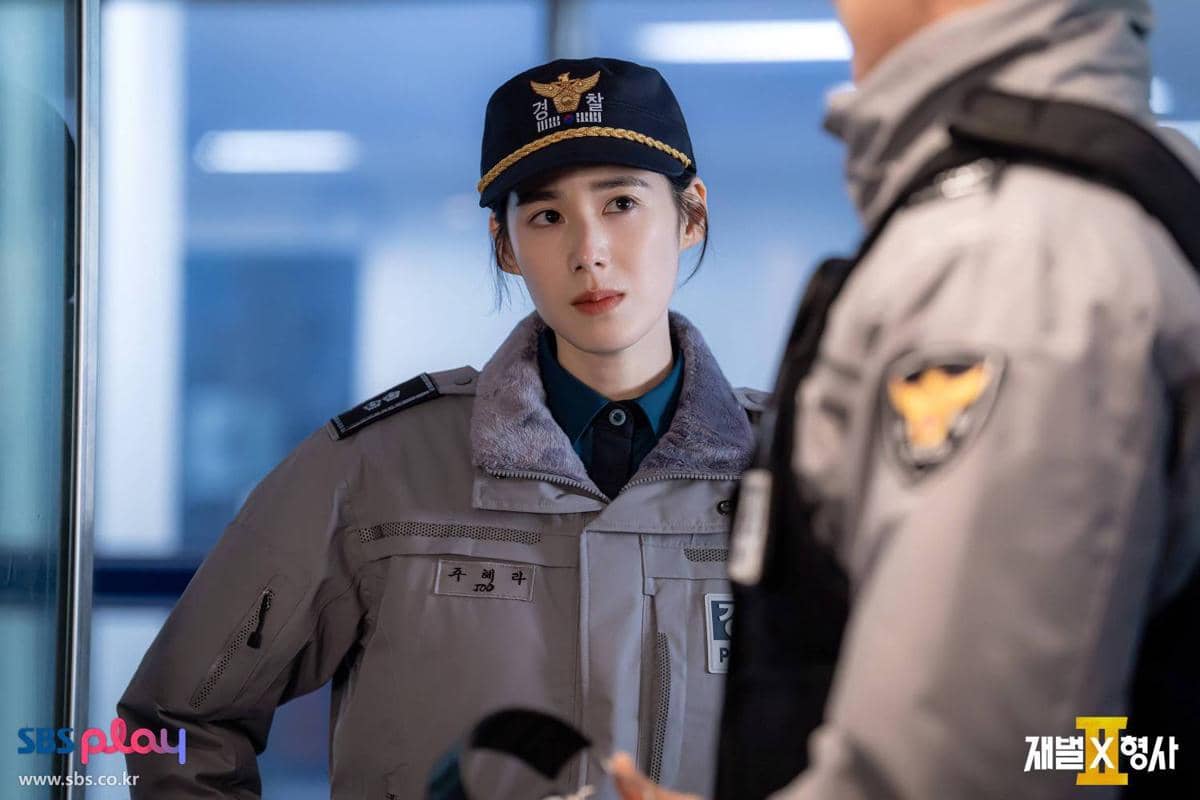 Adegan dari drama Korea Flex X Cop 2 dalam cuplikan promosi resmi yang dirilis SBS untuk musim kedua serial tersebut.