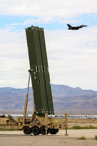 potret tabung rudal Dark Eagle di atas sistem transporter-elector-launcher