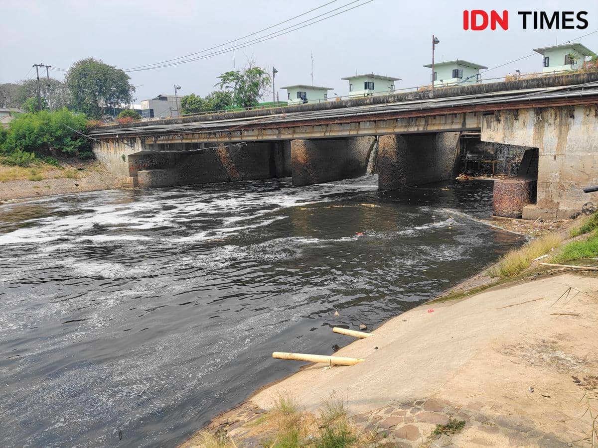 Diduga Tercemar, Aliran Kali Bekasi Menghitam hingga Keluarkan Bau