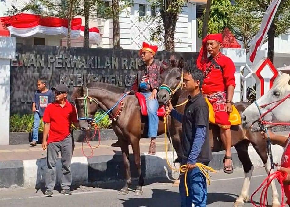 Pasukan berkuda Kesultanan Kerajaan Gowa menggelar aksi unjuk rasa di depan Kantor DPRD Gowa, Rabu (5/8/2026). (IDN Times/Darsil Yahya)