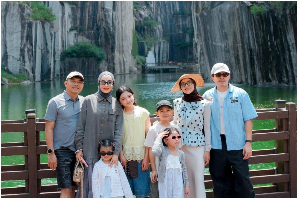 10 Potret Keluarga Ashanty Jalan-jalan di Pocheon Art Valley, Korsel!
