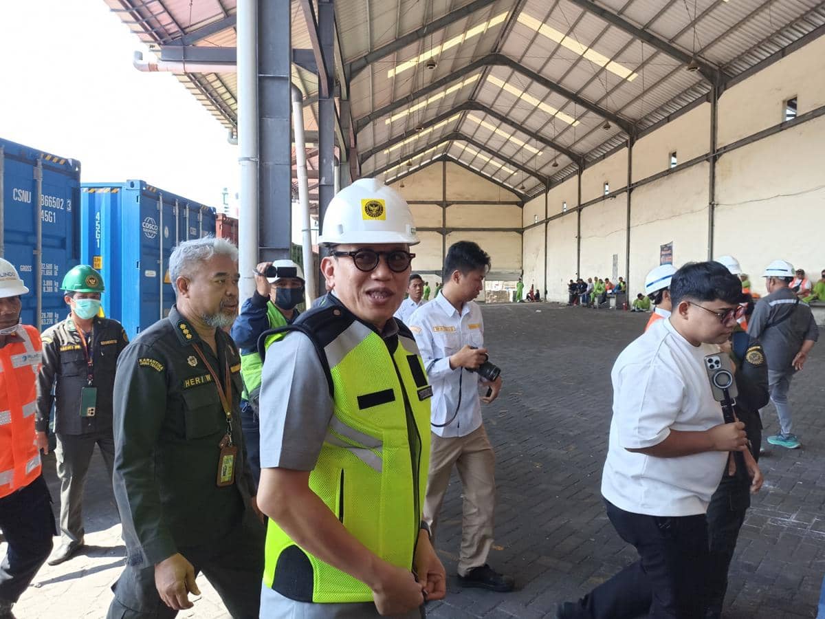 Kepala Barantin Pusat Abdul Kadir Karding berjalan memasuki area bongkar muat peti kemas di Pelabuhan Tanjung Emas Semarang.