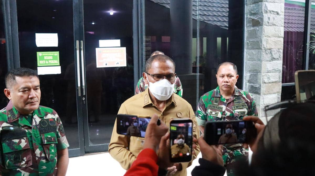 Wakil Gubernur NTT mengunjungi mahasiswi Undana yang dirawat setelah mengalami depresi akibat batal ujian skripsi.