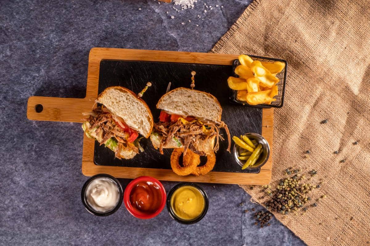 ilustrasi grilled chicken club sandwich