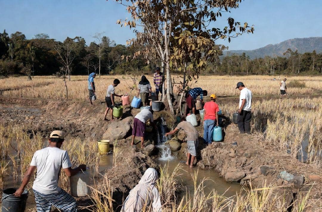Sejumlah warga Desa Randegan mengambil air dari sumber yang masih tersedia untuk memenuhi kebutuhan harian mereka.