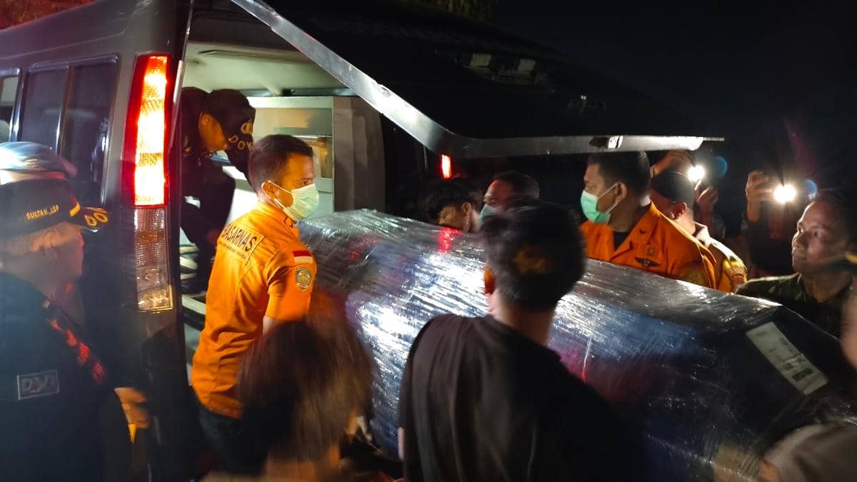 Jenazah Korban Kebakaran KM Mutiara Sentosa 2 Disambut Tangis Keluarga