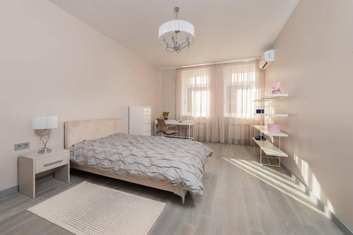 ilustrasi kamar yang dicat warna beige