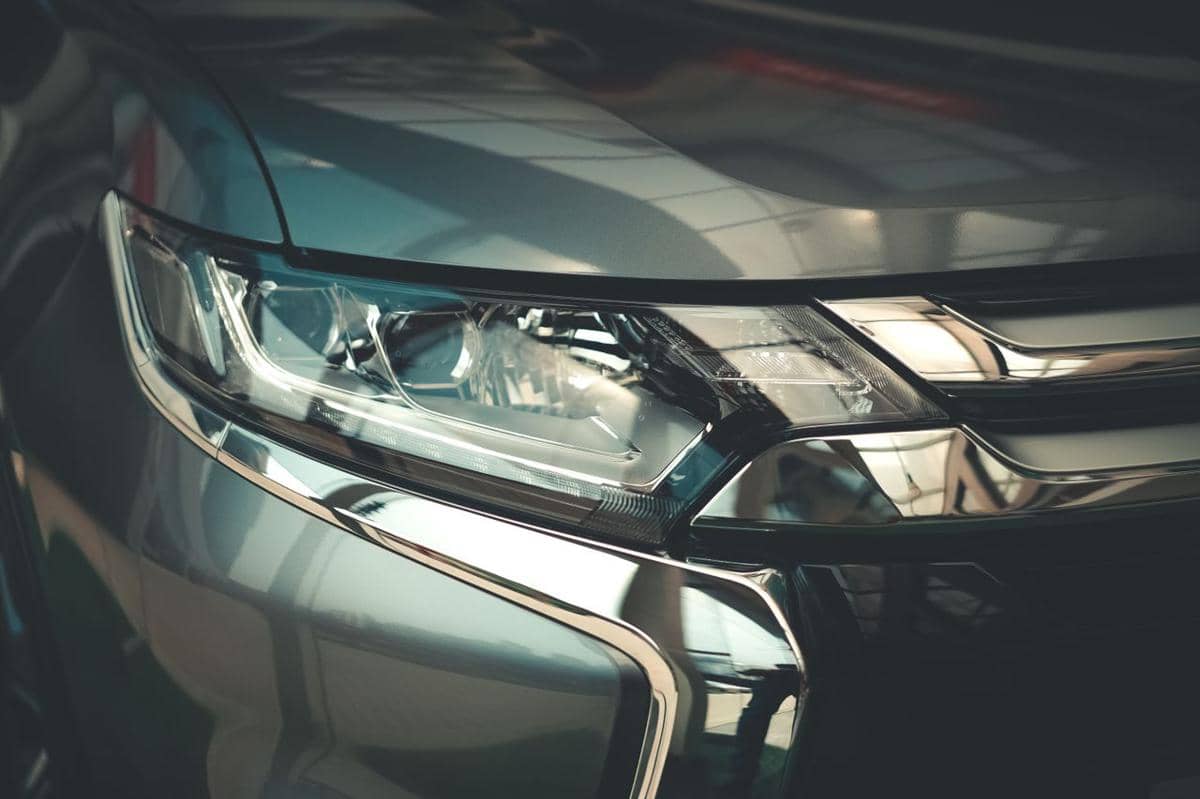 ilustrasi lampu depan mobil