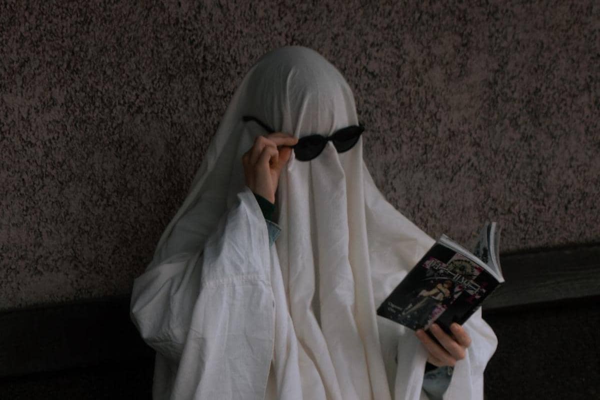 ilustrasi pembeli atau penjual buku preloved sebaiknya menghindari ghosting