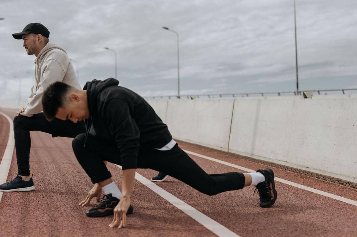 5 Perbedaan Warm Up Dinamis dan Statis Sebelum Lari, Kenali Fungsinya!