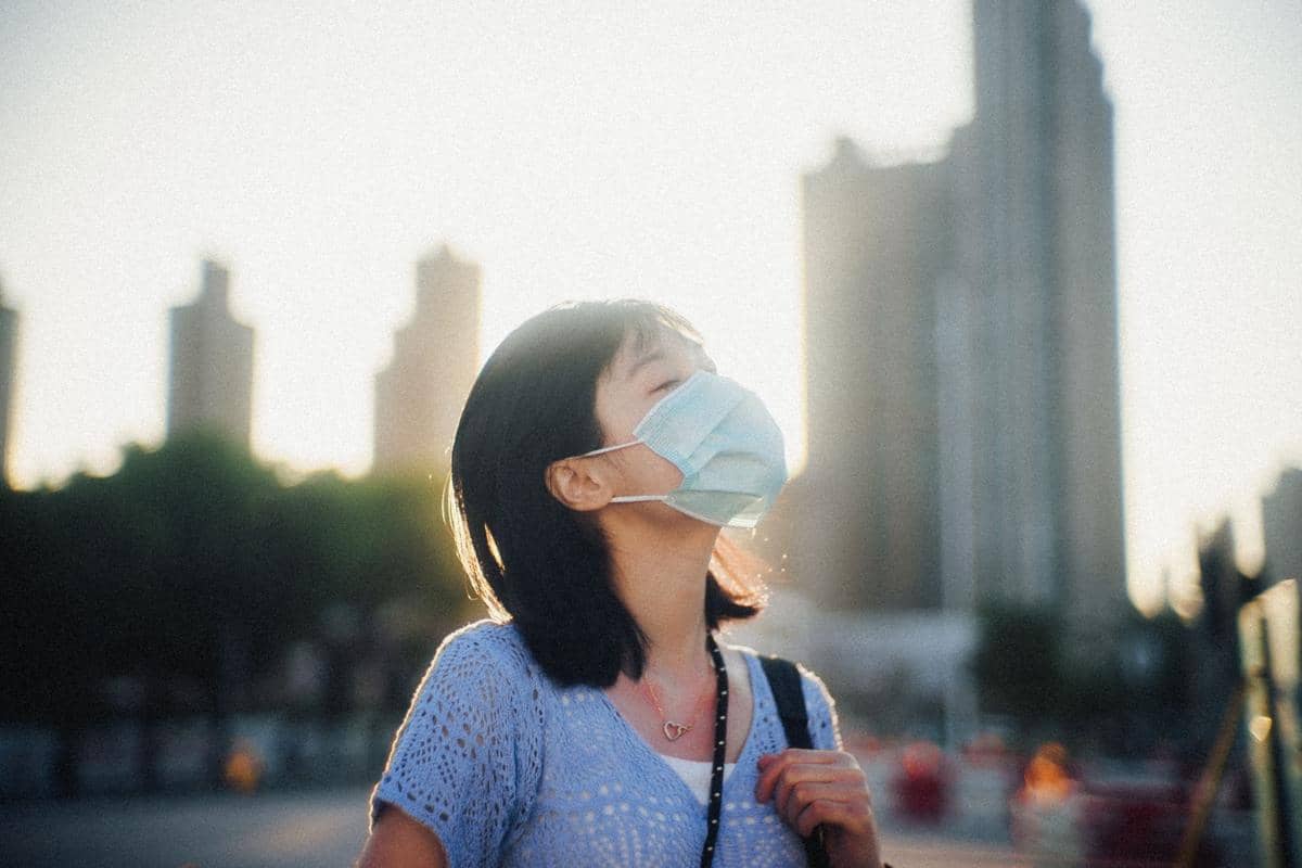 perempuan pakai masker