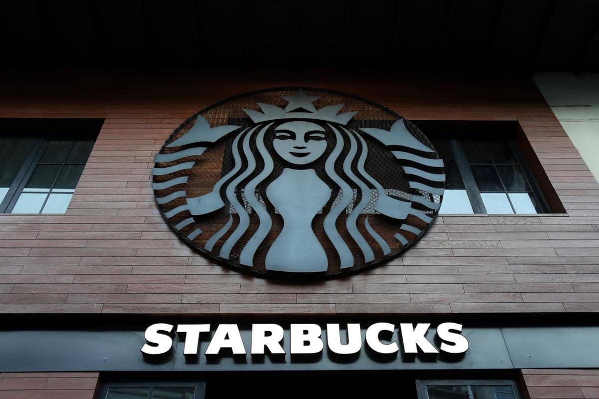 Starbucks di Seoul Digeledah karena Kontroversi Promosi Tank Day