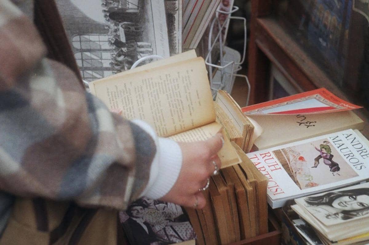 5 Cara Menghilangkan Bau Apek dan Jamur Buku Thrifting
